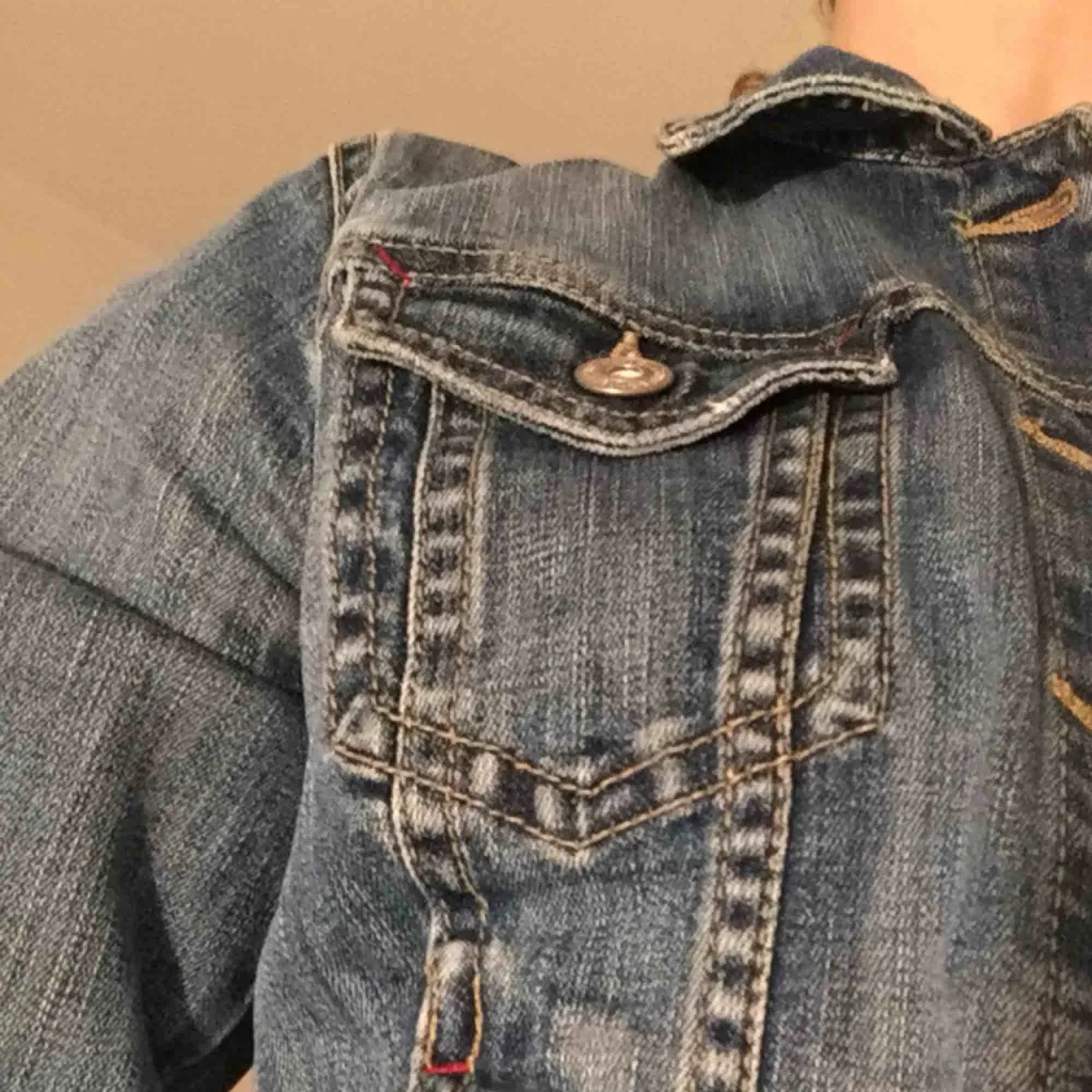 Fin jeansjacka i typisk ”jeansfärg” croppad i midjan😍. Jackor.