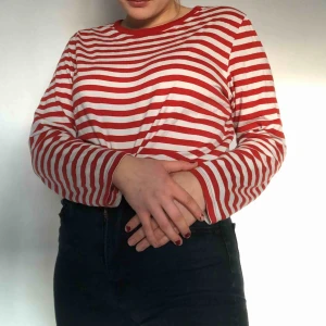  - Rödrandig tunn tröja från Monki. Kan vara den SKÖNASTE tröjan jag någonsin ägt. Älskar den här tröjan så säljer den pga att jag har en till likadan ☺️ 💘