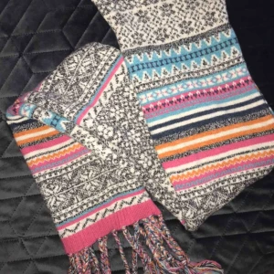  - Lång halsduk i ull, One size. Mycket fint skick. 