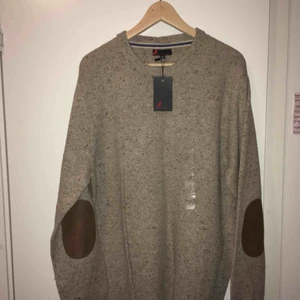  - Stickad tröja med armbågslappar, mjukt tyg och väldigt snygg!    Ny med prislappen kvar!