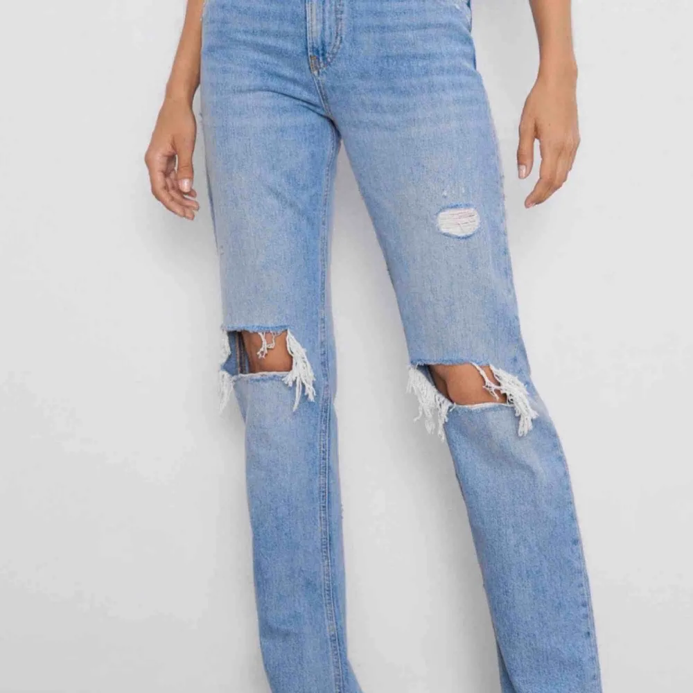 Har dessa jeans i strl 36 men vill gärna byta mot en 34 då de är för stora på mig!! Skriv gärna om ni är villiga att byta. Jeans & Byxor.