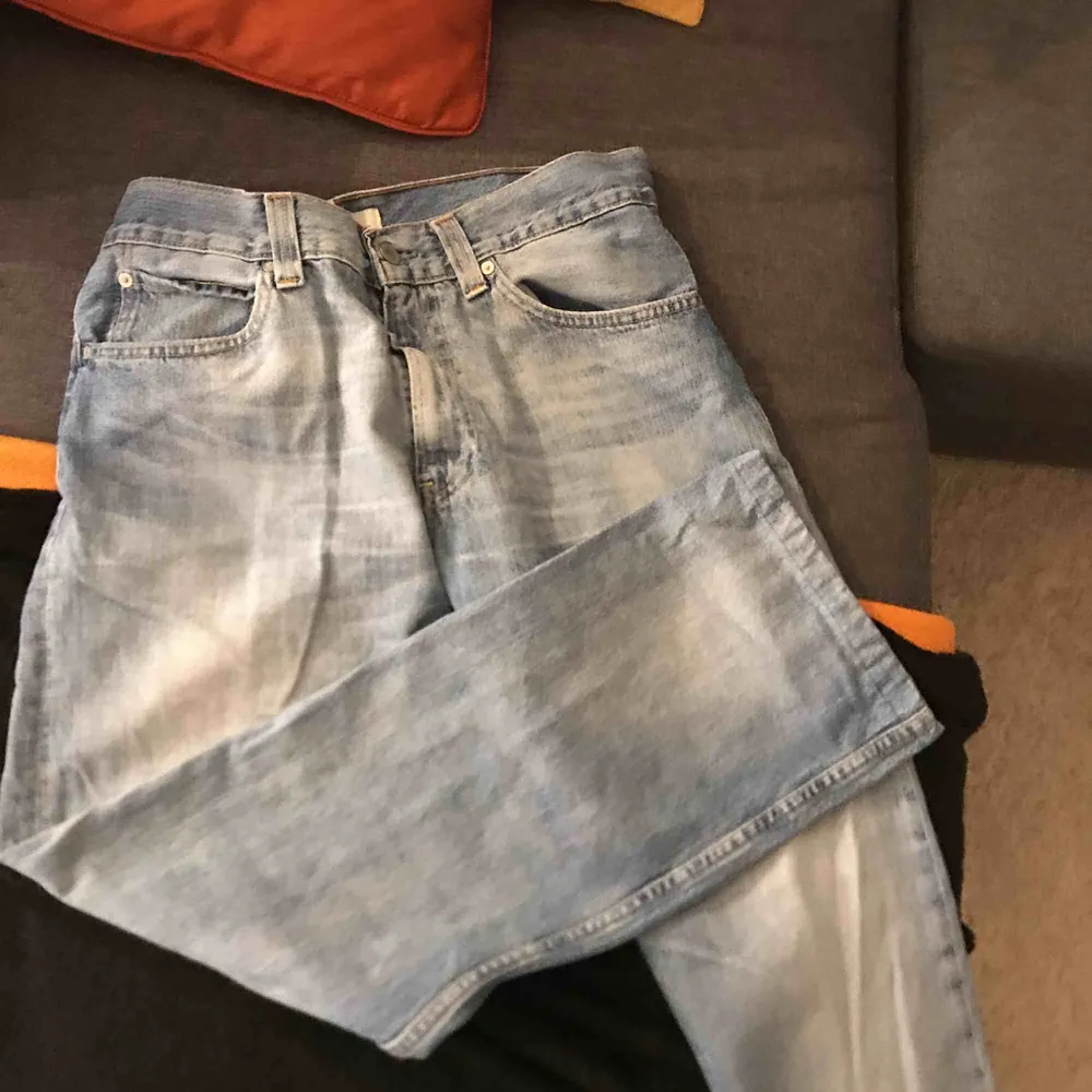 Jätte fina Levis byxor, i storlek SML skulle passa alla. Själv är jag en medium och har använt dessa med ett bälte i midjan. Skit balla😊❤️. Jeans & Byxor.