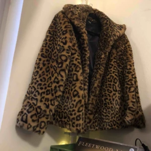 Pälsjacka i leopardmönster - Päls från BIKBOK. Passar s/m beroende på hur oversized man vill att den skall sitta ⚡️använd ca 3 gånger. Köparen står för frakt 📦💜