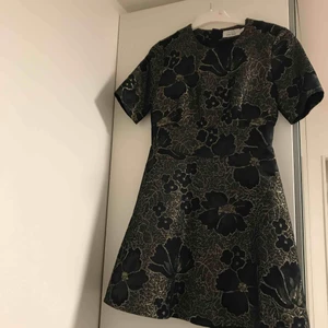  - Sjukt snygg svart o glittrig klänning att ha på nyår. Klänning har väldigt fint skick. Används endast två gånger. 