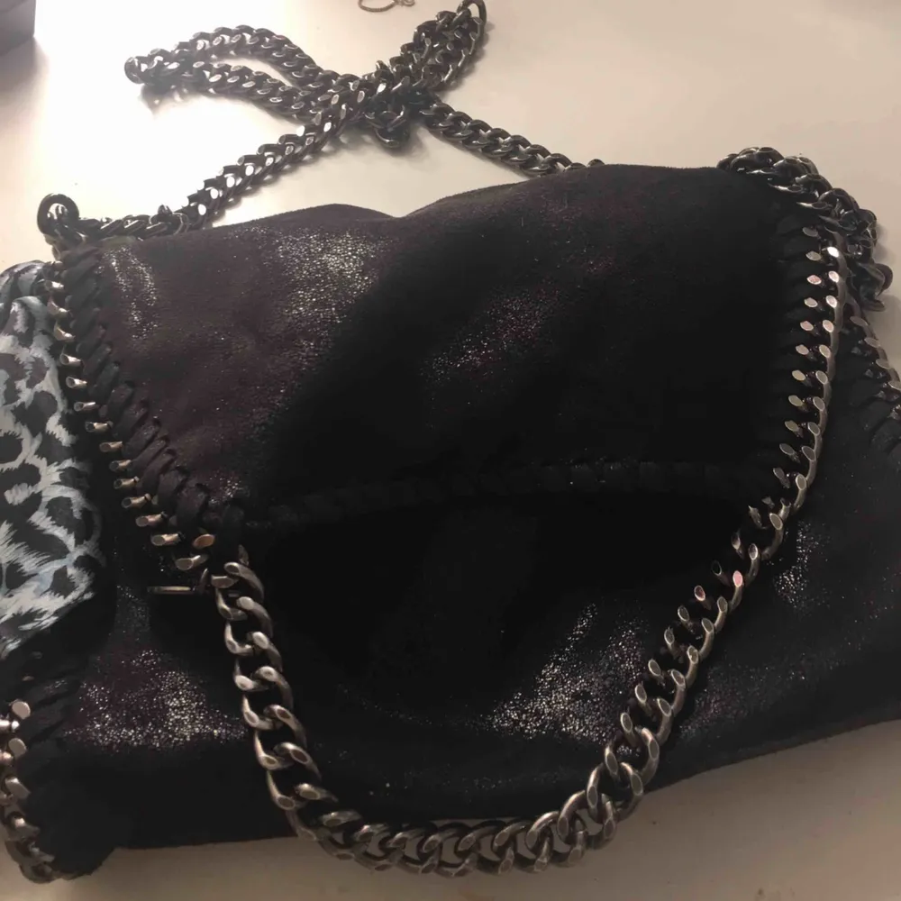 Superfin svart (lite typ glittrig) Stella McCartney liknande väska, mycket fint skick. !!Leopardnäsduken säljs inte!!💕. Väskor.