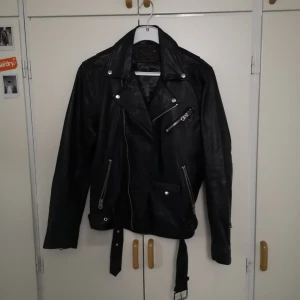  - Säljer min Crocker läderjacka som jag köpte på JC utförsäljning eftersom att jag ej kan ha den stängd och bandet sitter fast i jackan, annars är den helt perfekt, 10/10 skick och passar mig i längden (183 cm). Priset kan diskuteras :) 