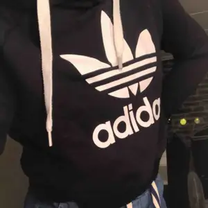 croppad adidas hoodie <33