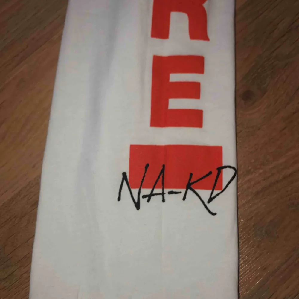 En cool tröja från NAKD med trycket culture, även text på sidan av armarna  Tröjan är endast använd 1 gång!!  Frakt tillkommer🥰. Tröjor & Koftor.