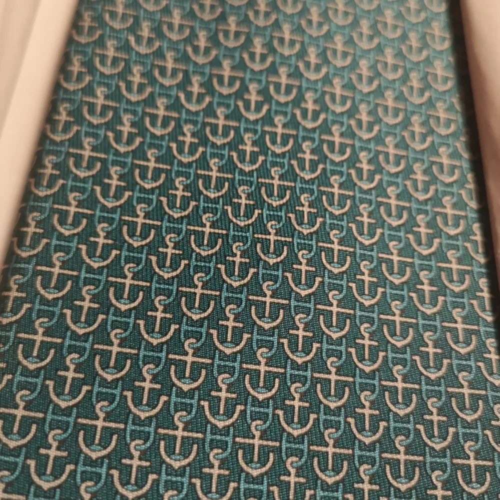 Nya och helt oanvänd slips från HERMÈS. Ny pris 1850kr. 100% silk, kommer i förpackning! Perfekt present om inte annat.  FRAKT INGÅR I PRISET. . Kostymer.