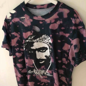  - Oversized tröja med tupac på! Köparen står för frakten☺️