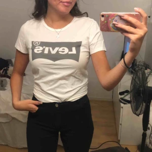  - Jättefin Levi’s T-shirt med grått tryck. Använd fåtalet gånger sedan jag köpte den för ca 2 år sedan för 200kr. Köparen står för frakt.💓