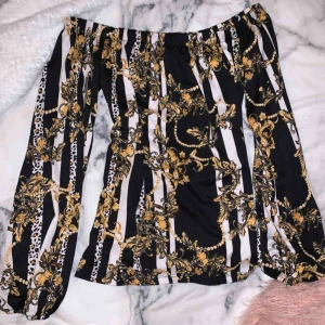  - Offshoulder topp! Helt oanvänd men alla tags är borta. Storlek S(36) frakt 42kr