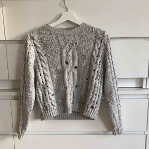  - Grå stickad tröja med unika silverdetaljer i form av ringar. Inga som helst defekter🦋från Zara. Möts upp i Stockholm, annars står köparen för frakten!
