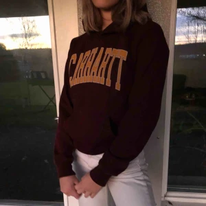  - Snygg Carhartt hoodie i mörk vinröd färg med en snygg passform. Jättefint skick. Frakt tillkommer. Kan mötas upp i Gbg.