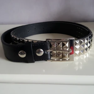  - Nitbälte i fint skick. Fraktkostnad blir 56kr.