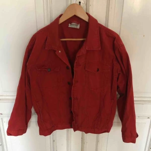  - Vintage. Något korta armar. Tunt material   Bröstvidd ca 57 Längd ca 54 Arm ytter ca 51  Kan hämtas i Uppsala eller skickas mot fraktkostnad 