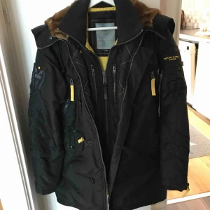  - ÄKTA ALPHA jacka dam.  Storlek L men passar en medium Ordinarie pris 3200:- säljer nu för 2500:- 