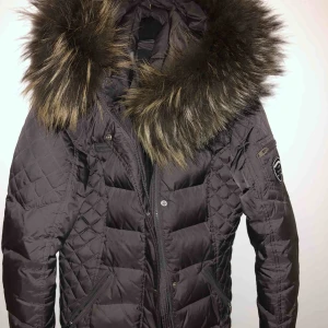  - Säljer min rock and blue jacka. Använd endast en vinter. Inga fel på den förutom att den har blivit smutsig inne i jackan. Ska nog gå att tvätta bort. Använd max 10 gå ger