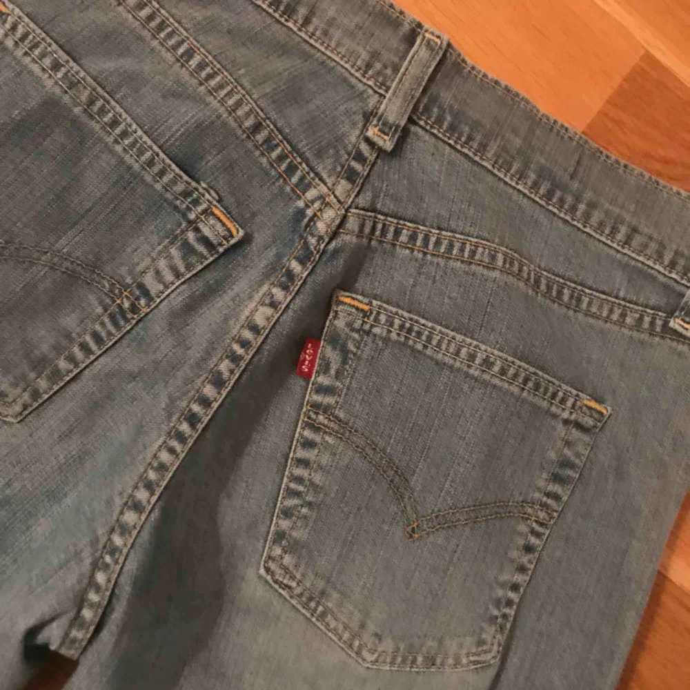Säljer dessa super snygga Levi’s jeansen som tyvärr är för stora för mig! 😩 Kan mötas upp eller så står köparen för frakten. Köpta här på Plick därav det låga priset. (Fråga för fler bilder) . Jeans & Byxor.