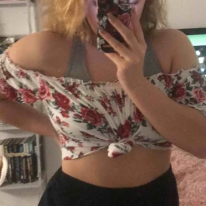  - En blommig off shoulder topp som man knyter vid midjan, passar alla men rekommenderar M och S.
