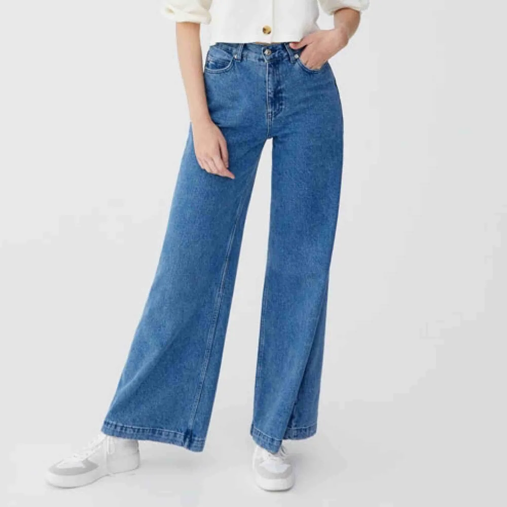 Mörkblåa wide leg jeans från PULL&BEAR använda ca 2-3 gånger. Säljer pga att dom inte kommer till användning. ( andra bilden är lånad dom är i samma modell men mörkblåa inte i den ljusa färgen)  +frakt . Jeans & Byxor.