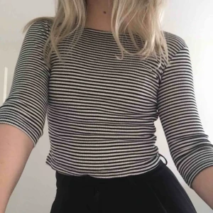  - Randig top från Brandy Melville! Fint skick, passar en S (kan även passa XS) men det står onesize på lappen. Frakt tillkommer🌸