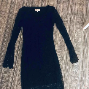  - Svart spetsklänning från Dry Lake. Använd endast 1 gång