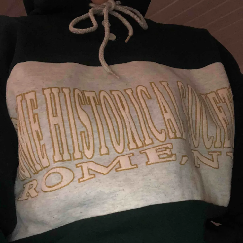 Hoodie från beyond retro!  Syns inte så bra på bilden men den är mörkgrön💚 Bra skick🥰 Köpt för 370kr. Hoodies.