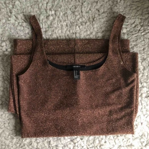  - stretchig klänning från FOREVER21 som går ner över knävecken. glittrar jätte fint! sitter tajt