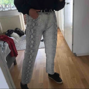  - Snygga byxor från gina!!  Knappt använda  Strl M (jag kan ha dom som är S) 