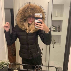  - En fantastisk rockandblue jacka (äkta päls)!!!! För liten för mig. Köpt för kanske 5 år sedan (tappat räkningen??) men är i toppen skick. Köp för 700kr dirket, och spårbar frakt ingår 💓 (Finns ett litet hål, ca 1cm i en av fickorna)