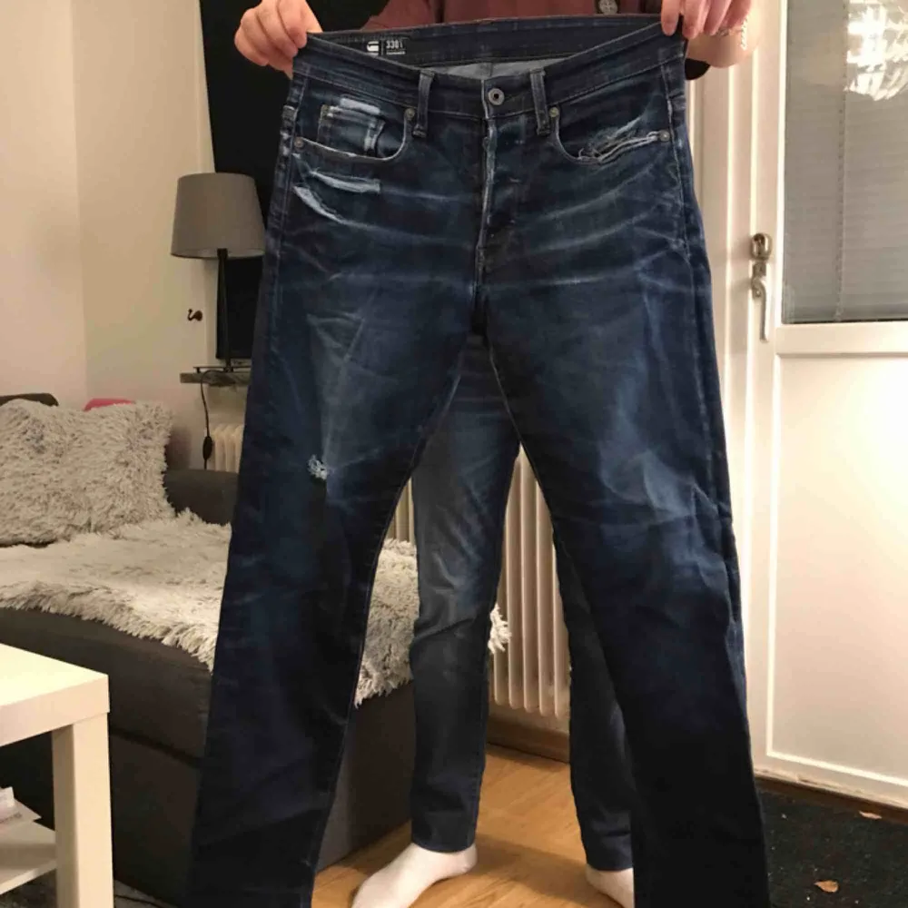Min pojkväns G-Star byxor. Super fina men han passar inte i dom längre. Köpta förra vintern. Nytt pris: 1099kr💞. Jeans & Byxor.