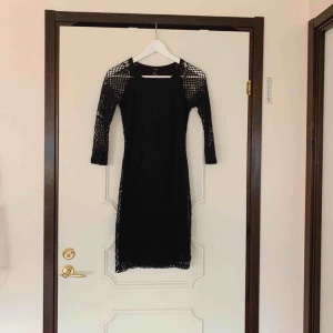  - Enkel snygg spets klänning som framhäver kurvor väldigt fint! Använt endast 1 gång, i väldigt bra skick! Frakt tillkommer 