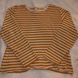  - Fett snygg randig tröja från monki i väldigt fint skick som tyvärr blivit för liten! Köpare står för frakt💓🥰