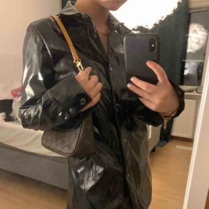  - Lack skjorta/jacka från Na-Kd som fungerar som både och men som jag använt mest till ”jacka” även fast den är lite tunnare. Knappt använd och sitter skitsnyggt på. Frakt runt 50 kr +/-