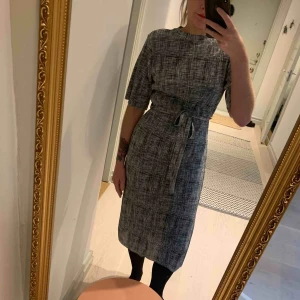  - Tunn klänning i lite glansigt material 