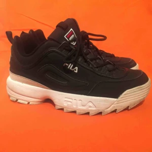  - Fila Distruptor II i använt men fint skick. Säljer eftersom de är lite för små för mig :((