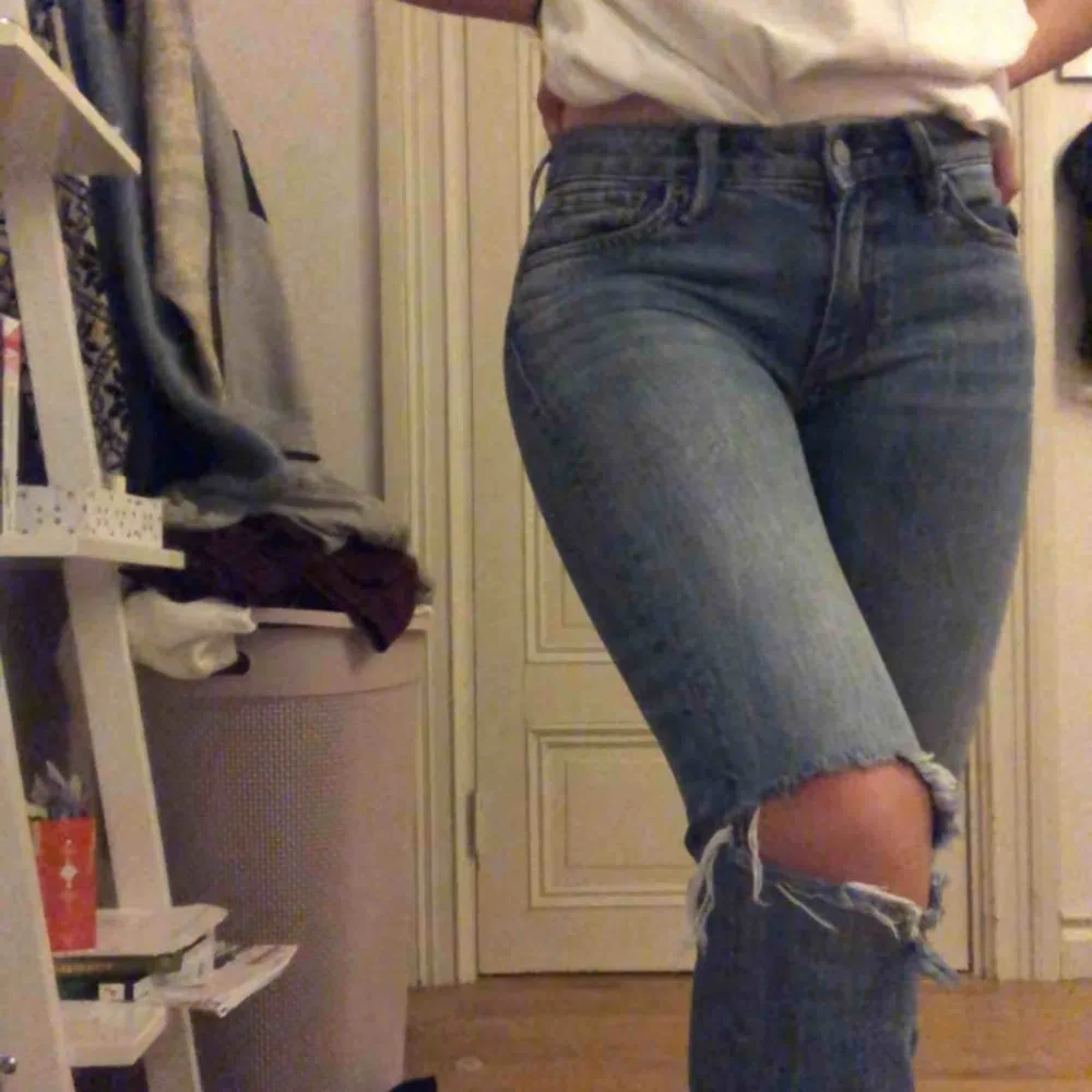 Snygga jeans ifrån JC! Avklippta nertill. Finns i Falun men kan skickas✌🏽🥰. Jeans & Byxor.