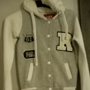  - Jacka Urban Kids strl : 7-8 men mer som 5-6 år. 45:- 