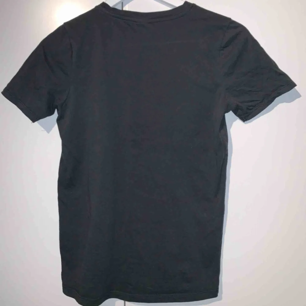 Jättefin t-shirt i urtvättad svart färg från Gina Tricot. Säljer pågrund av att den är för liten. Strl xs!. T-shirts.