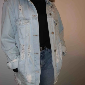  - Jeansjacka med slitningar från H&M. Skit cool men har inte kommit till användning. Storlek s men modellen är lite oversized.