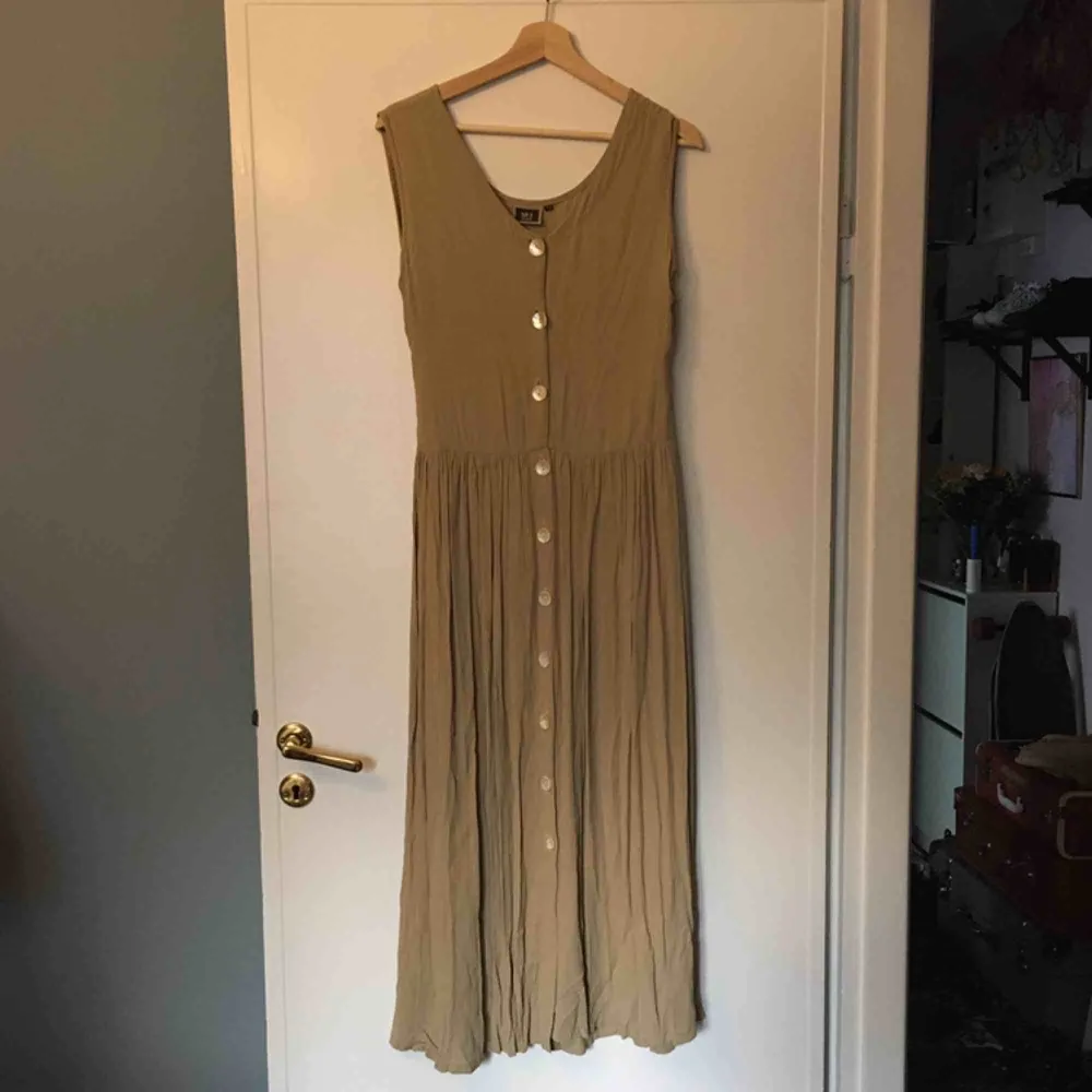Så fin vintage klänning med plisserad kjol och pärlemorsknappar. Köpte den med avsikt att sy in den men det har aldrig blivit av, så den är lite för stor för mig. Den förtjänar ett nytt kärleksfullt hem! 💖 frakt tillkommer på ca 30kr. . Klänningar.