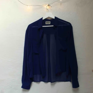  - Superfin blus från Weekday i storlek medium!  Är i väldigt bra skick, inte använd många gånger. Frakten betalar du, 28kr som läggs på priset. Meddela för frågor 💞