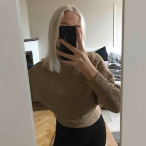  - Polisbrickas tröja med ballongärmar ifrån nakd. Köpare står för frakt