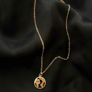  - Hej! Vi är ett UF företag som säljer smycken för att uppmärksamma de miljöproblem som pågår. För varje sålt smycke kommer vi skänka 5kr till WWF’s akutinsamling för klimatet. Ovanför ser ni vårt halsband i guldfärg! 🌍 