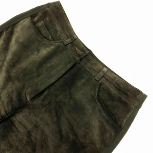  - Byxor i mocka på framsidan och stretchmaterial i bak ✨ Formar rumpan/låren väldigt snyggt! Står ej storlek men passar mig bra som oftast har storlek 38/M i byxor! Väldigt stretchiga iallafall. Straight leg modell ❣️