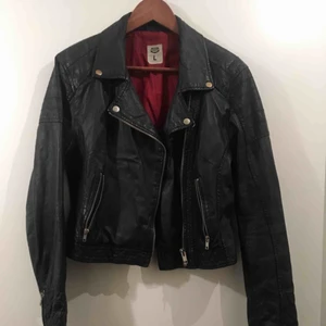 Skinnjacka  - Biker jacka i äkta läder. Passat till alla tillfällen. Ganska slim modell, passar M-L och vill du ha den större även S. Inhandlad för 2000kr. I gott skick!