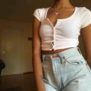  - Väldigt liten cropped topp! Från American Apparel. Söt och skitsnygg till blå jeans :)