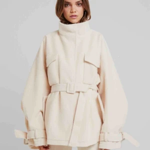  - En unik och jätte fin jacka/kappa i cream färg från Missguided! Den har vida armar där tjocktröjan får plats, en fin krage samt ett bälte för att markera midjan! 