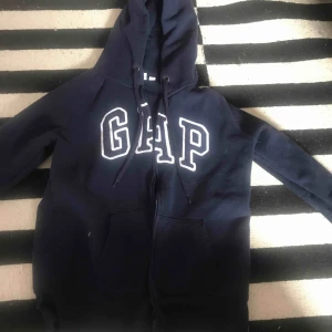  - Gap kofta köpt för 1 år sedan bra skick  Frakt tillkommer